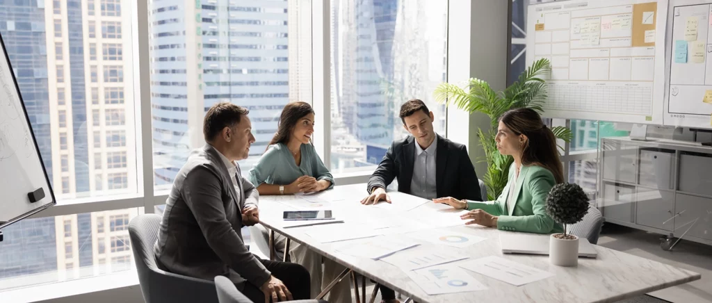 Élus CFDT qui énoncent les axes de négociations avec la Direction